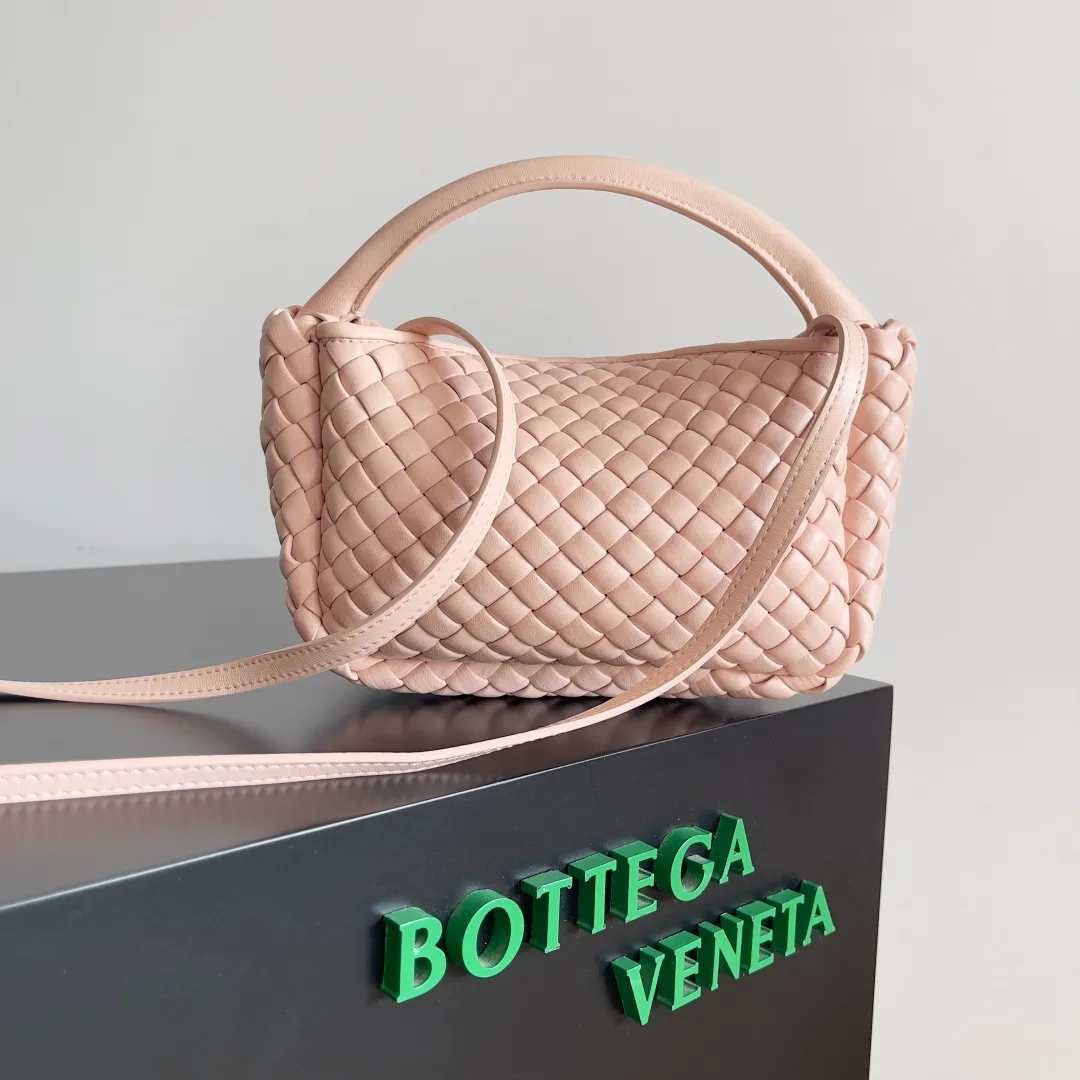 Batch 1760 BOTTEGA VENETA's new mini COBBLE bag. This season's mini Cobble series brings a new style of handbag. The body of the bag resembles the shape of a "Yuanbao", giving you good luck throughout autumn and winter! This Yuanbao bag is made of three pieces of quilted cotton and has an unlined body, showing its quiet power. The bag is carefully designed to create a three-dimensional look. The joints and edges are decorated with lambskin strips to create a sense of simplicity. The handbag is not lined, so you can directly appreciate the consistent lambskin on the outside and inside. It is beautiful both inside and outside. The top handle of this handbag is made of leather-wrapped rope and is quite sturdy. The detachable shoulder strap is secured by a leather buckle inside the bag. Can be carried by hand, carried on the shoulder or cross-body, very easy to match! Style number: 805739 Size: 23*11*8cm